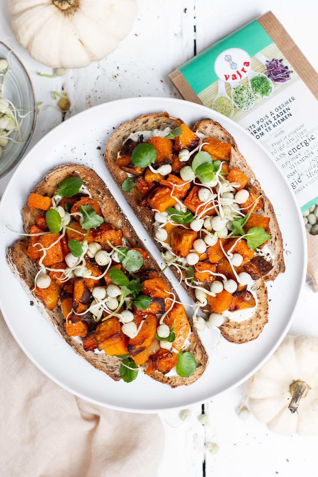 Toasts au butternut et petits pois germés 